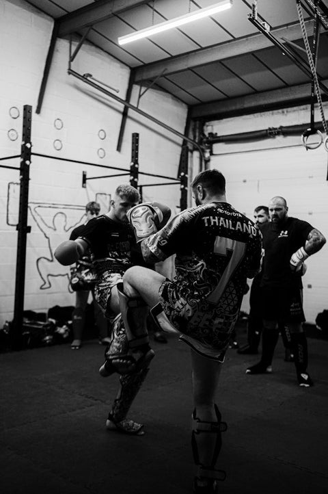 How do the rules differ in boxing and kickboxing matches